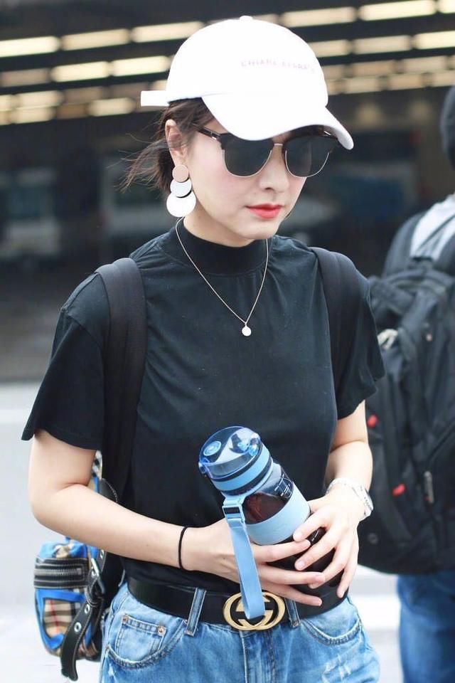 吴昕机场养生杯不离手，牛仔裤真个性，网友：35岁就老了？