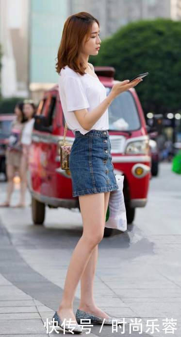 街拍:夏天是首选热裤?还是选择裙子呢?好多美女用行动来诠释!