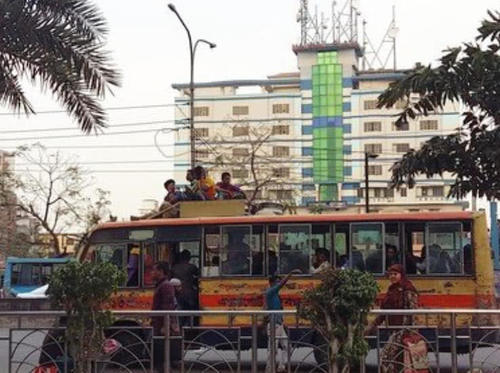 孟加拉国最发达的城市，面积只有我国香港一半，住了1400万人