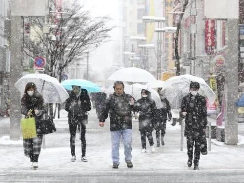 除雪机是如何运行？一天清理1000公里，让火车正常运行