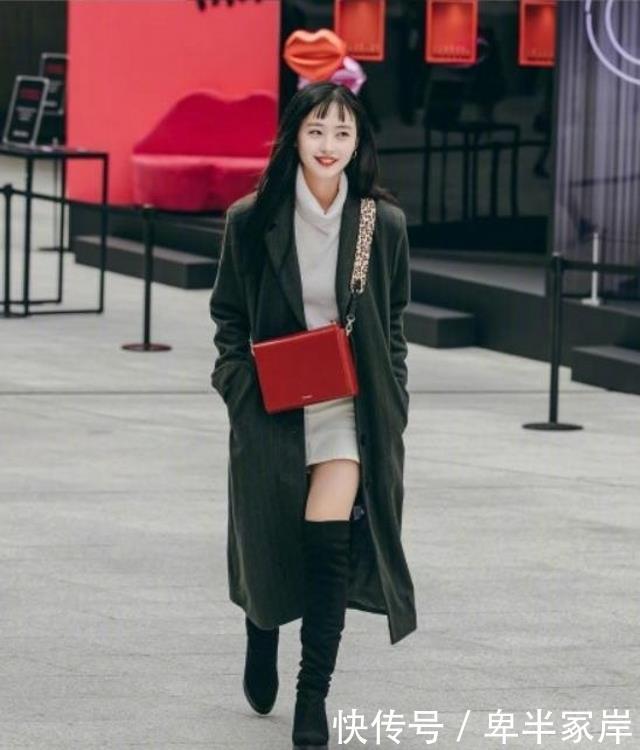  『好看』路人街拍，小姐姐娇小可爱，穿一件黑色小衣，时髦又好看