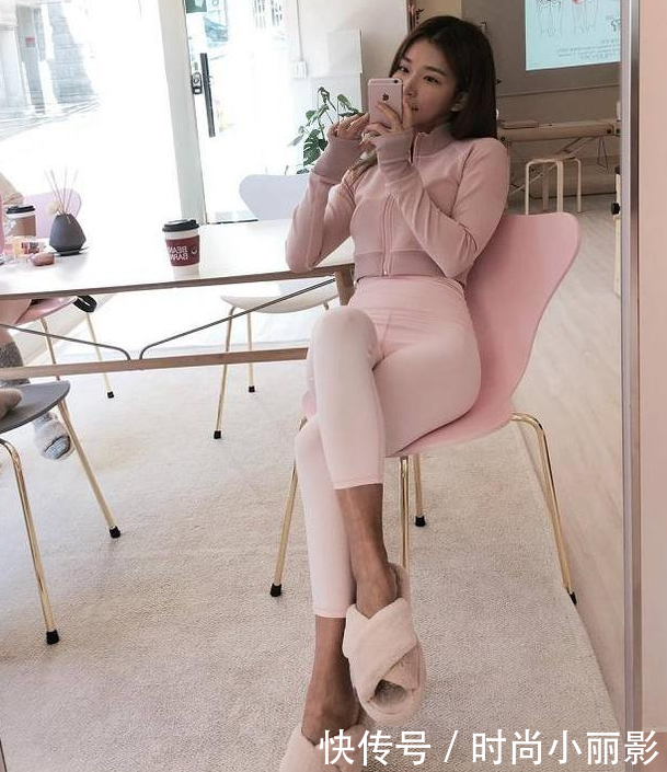 紧身打底裤：身材柔美的年轻美女，清爽出众，彰显青春动感魅力！