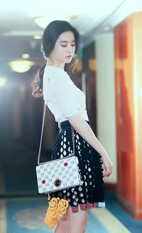 刘亦菲穿了一条有800多个洞的短裙,网友:我不是故意看见的