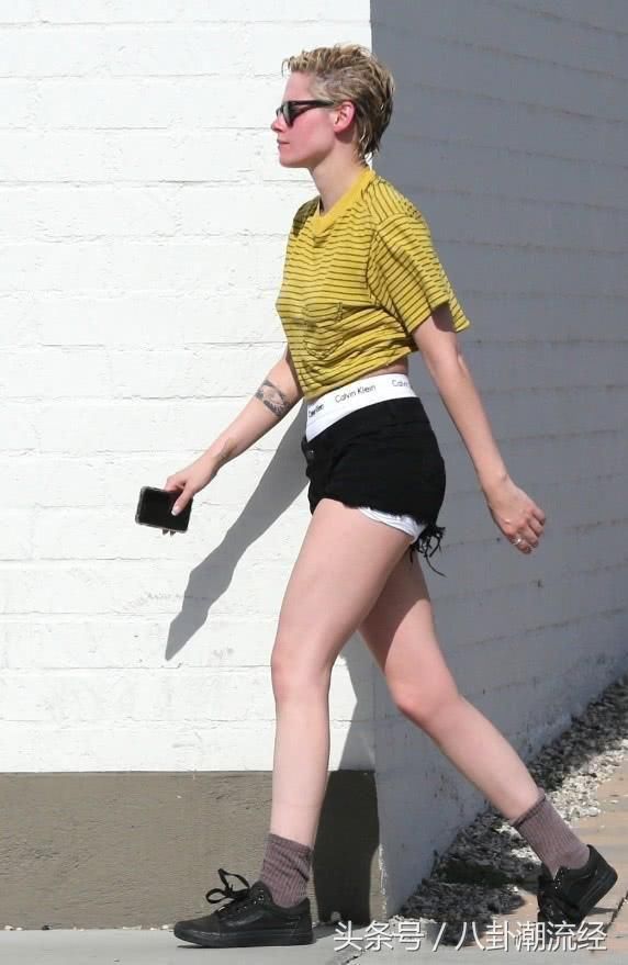 暮光女最新街拍，内裤外露式穿法惹争议，网友:毁自己从不手软