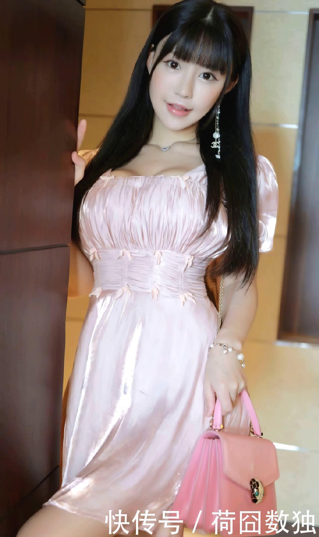  『粉色』美女粉色高腰连衣裙搭配粉色高跟鞋，甜美可爱又不失性感迷人气质