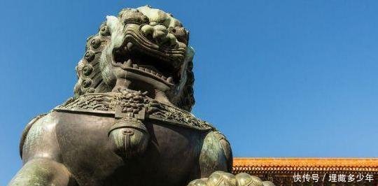 故宫旁边有个石狮子，游客不愿靠近，当地人也劝游客不要拍照