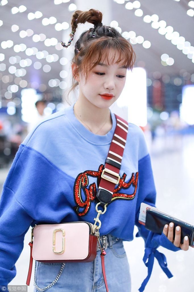 火箭少女101成员徐梦洁独自现身机场 扎上翘马尾甜蜜露笑活泼可爱