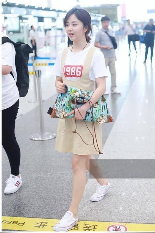 谭松韵一身简搭还能抢镜?网友:还不是衣服上的字亮了!