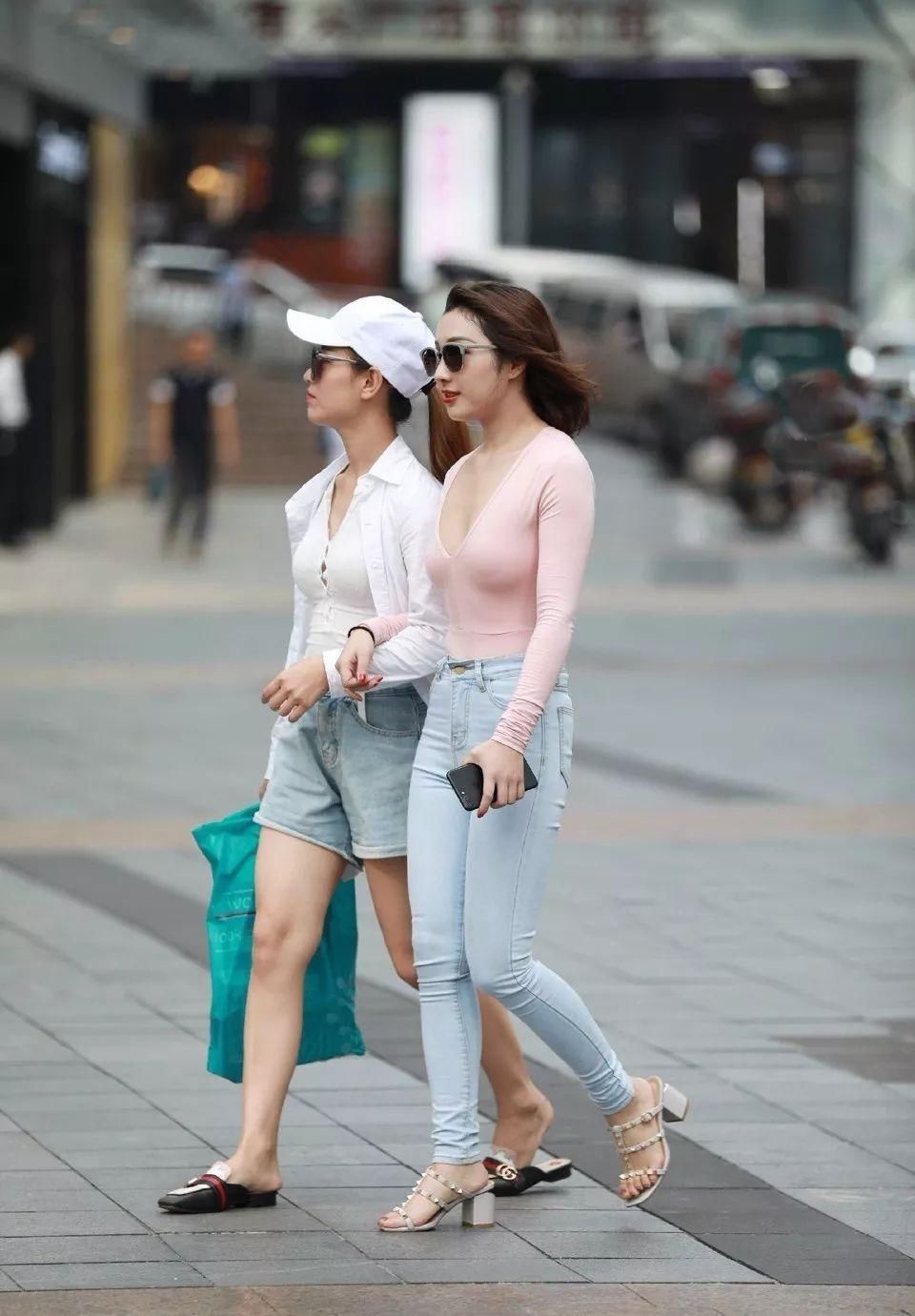 街拍:再这样下去卖内衣的就破产了!