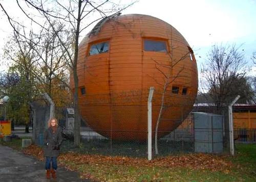 世界上最“无聊”的国家，面积仅一间房子且只有一人，出门即出国