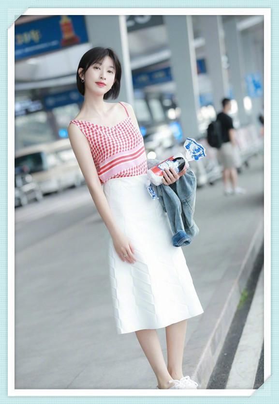 当奚梦瑶和张俪同穿吊带衫，网友：才知道明星和超模的差距有多大