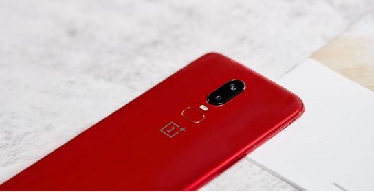 跟明星学“红色秘诀”，搭配这款“琥珀红”单品，2018时髦爆表！