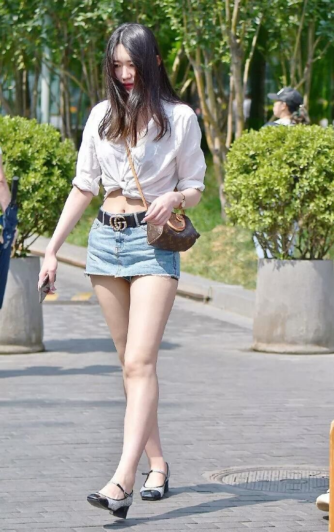 街拍：超短裙美女太迷人了！
