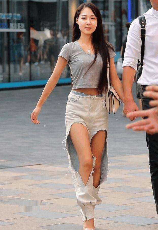 街拍：图1小姐姐裤子两个大洞，现在年轻人流行这么穿?