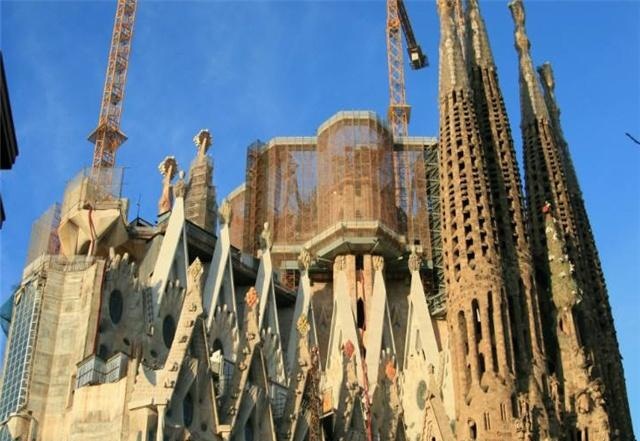 修建137年未完工的“烂尾楼”,每年净赚2亿,吸引数百万人参观