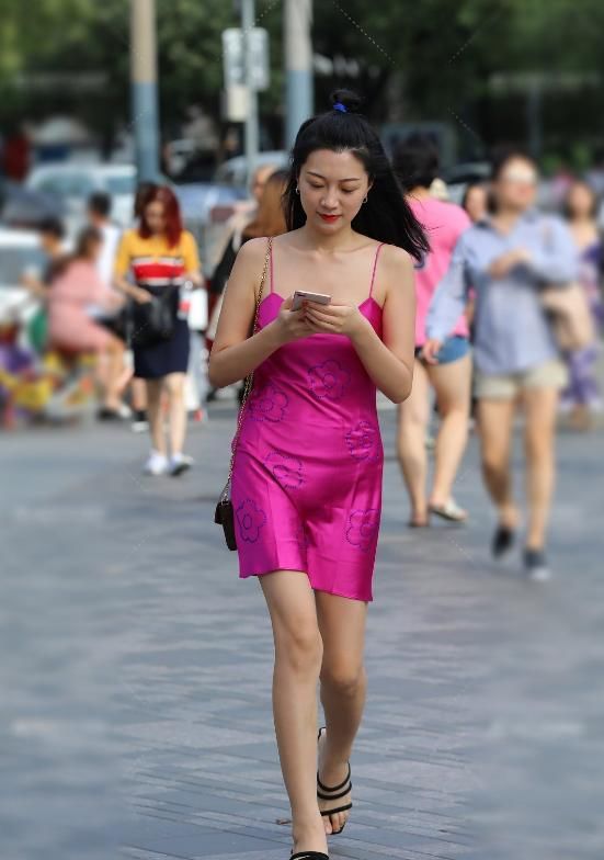  #件连衣裙#粉色吊带印花连衣裙，做人群中最亮的星