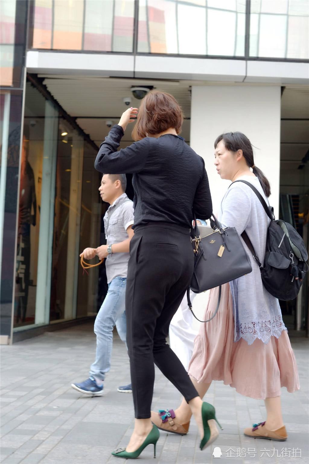  「精致」三里屯逛街的姑娘，更喜欢尖头细跟鞋，连衣裙和长裤都会很精致