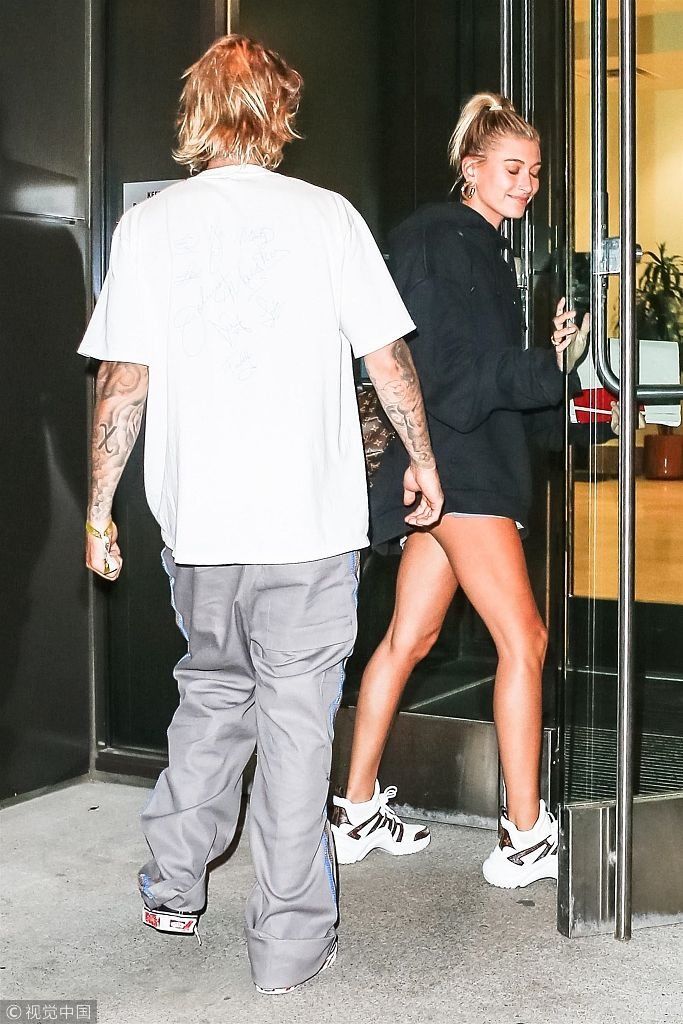 海莉鲍德温秀美腿目光中充满甜蜜 和比伯“夫妻双双把家还”