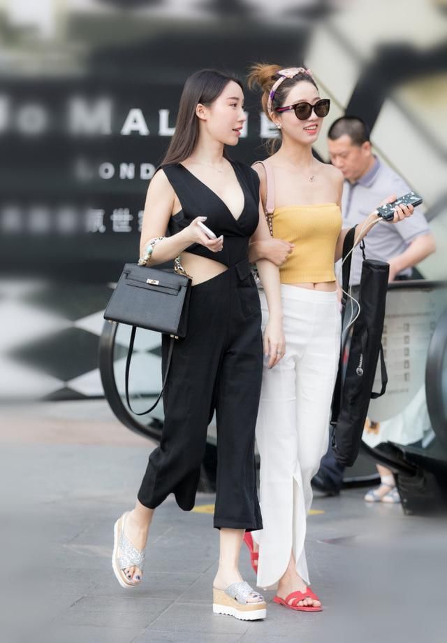 街拍 亮眼的简洁穿搭参考 图三的美女秀出的身材给满分不为过!