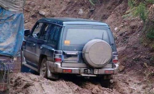 『豪车』川藏线上被遗弃的“豪车”,为啥无人敢回收?当地人:我们又不傻