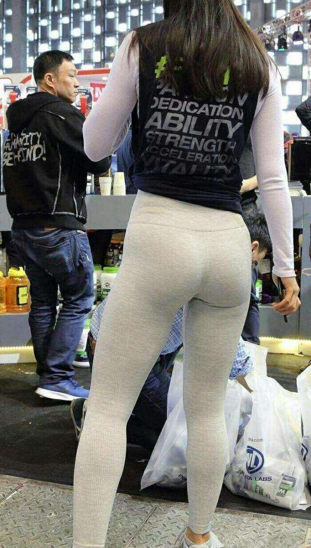 街拍:饱满身材的辣妈,紧身设计的衣服穿着很显型