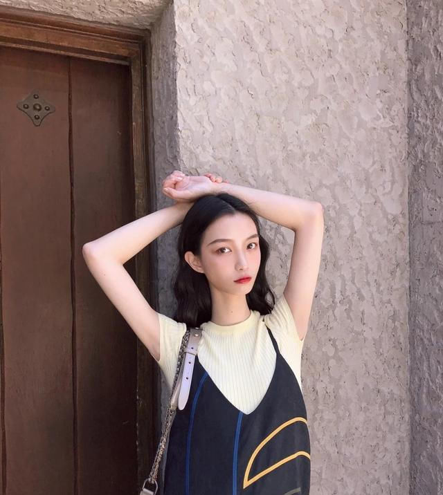  牛仔背带：初夏半身裙+各种小外套,简单又实穿,打造你想要的减龄感