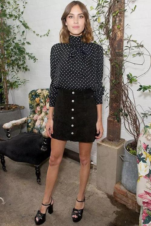 娜扎输给了关晓彤！不仅腿短，还九曲十八弯？