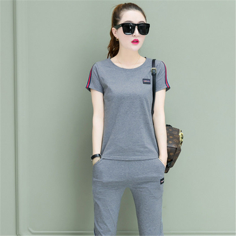 跳广场舞,56岁妈妈不穿裙子,就穿这运动套装,美的路人频回头