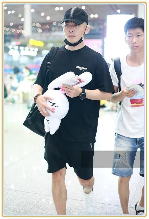 当40岁聂远穿大裤头撞上30岁张继科，网友：腿部差距也太尴尬了吧