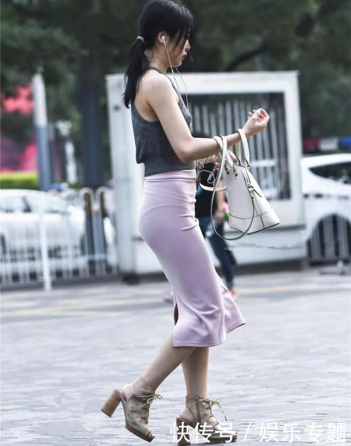 街拍时尚:30岁左右的辣妈,搭配紧身半透裙,身材优雅满满都是女
