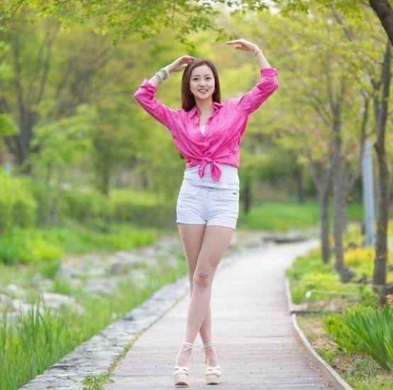 小姐姐白色短裤所展现出的曼妙身材,清新自然,让人难忘!