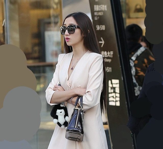 街拍俊逸形体窈窕之女，既不显山露水地张扬，大街上很难才能看到