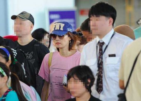 马伊：带一家人出游 俩女儿乖巧可爱，马伊琍打扮休闲现身机场