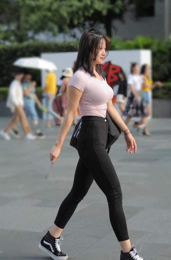 粉色T恤|妹子穿高腰紧身裤, 足以成为男人想拥有的