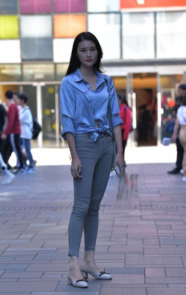  没错■街头偶遇一美女，由内而外散发都市女郎气息，是最佳女友型没错！