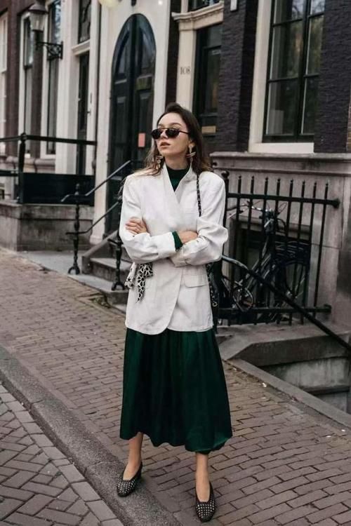  [会给人一]职场的硬核穿搭自带高级感，看起来干练又随性，带来慵懒简约的感觉