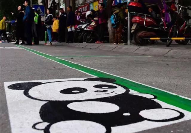  车位@停车位里有个“熊猫”啥意思？这车位还能停吗？