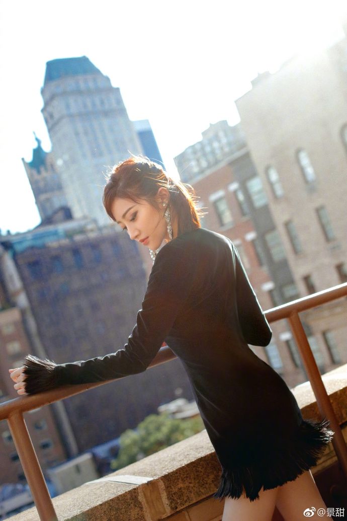 景甜身穿长袖短款丝绒礼服，勾勒出窈窕曲线，十分惊艳