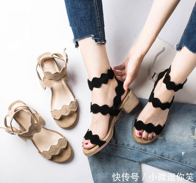 脚踩罗马风凉鞋,时髦又清爽,上脚给你跑鞋的舒服感