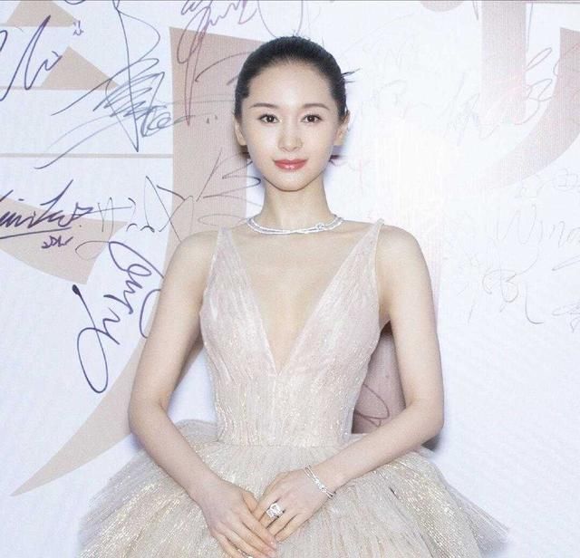 「 条连衣」穿吊带连衣裙现身活动现场，凹凸有致，王子文小个子的穿衣教科书