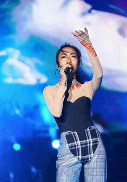 吉克隽逸这裤子穿得太豪放了吧，网友目光全被其裤子锁定了