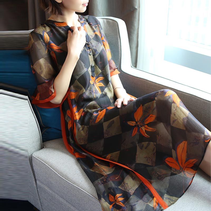 参加旗袍秀的阿姨们，个个身穿旗袍连衣裙，真是一道美丽的风景线