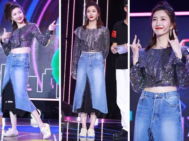 江疏影把牛仔裙中间剪开，内还穿一件黑色长裙，网友：真多余！