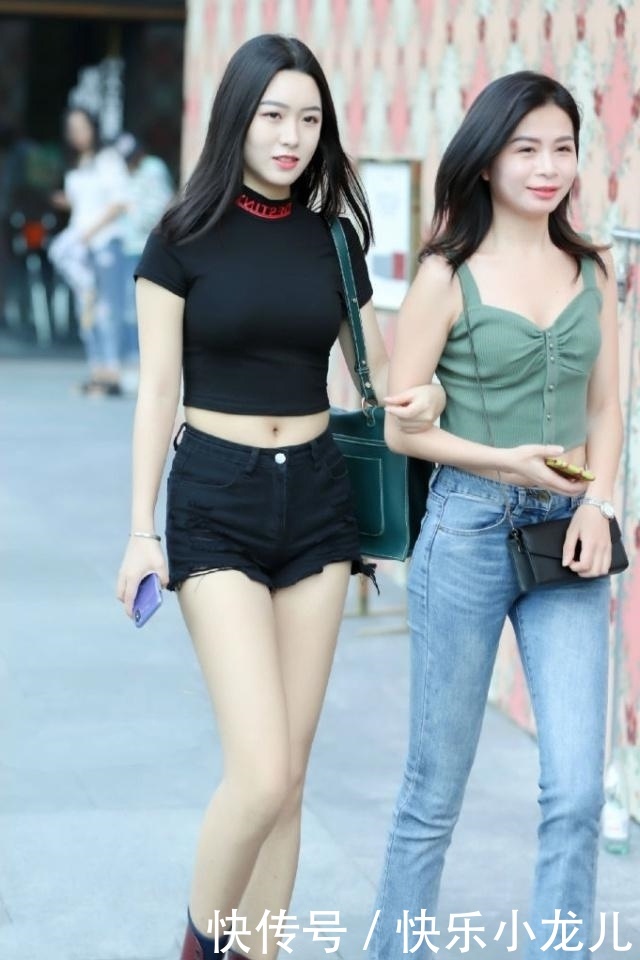  「性感」街拍：美女性感火辣，穿银灰色的半裙，很有魅力