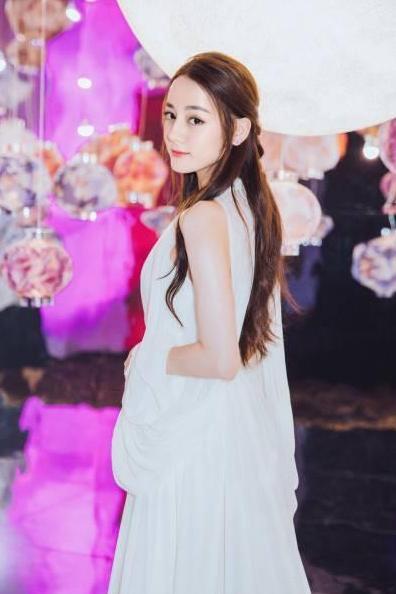 仙气白裙这样穿！颖宝气场两米八，赵丽颖美腻，热巴让人不再淡定