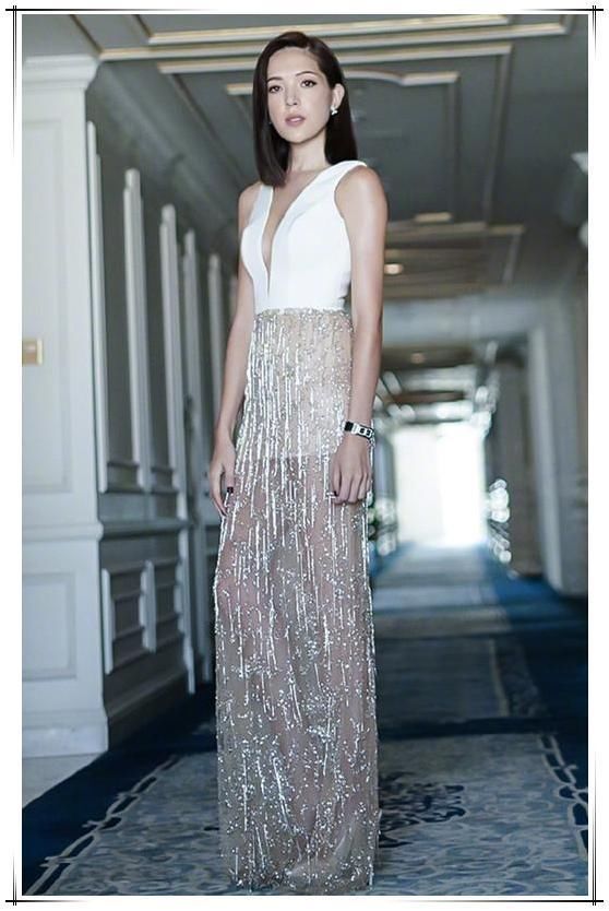 许玮甯真敢穿，深V直接开到胃，难怪身旁的成龙都笑开了花！