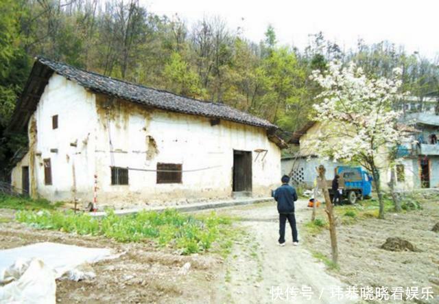  「老农」农村户口迁出后，留下的房屋和宅基地属于谁？听听淳朴