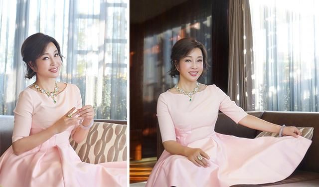 63岁刘晓庆穿挖肩印花裙风采不减当年，网友纷纷跪求冻龄秘籍