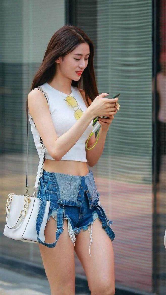 紧身裤别出心裁，妹子连背影都婀娜多姿，展现成熟风格