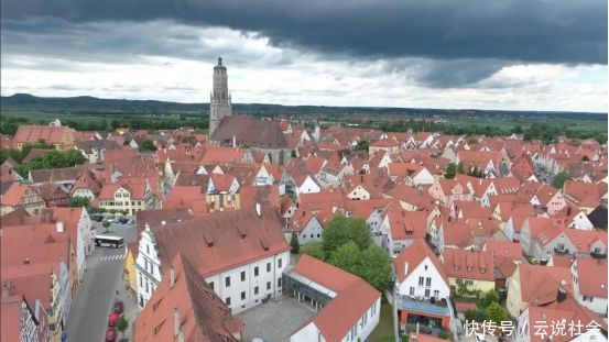 世界最昂贵的小镇,城墙内镶有7.2万吨钻石,游客来这禁止带工具